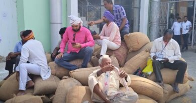 ଜିଲ୍ଲାପାଳଙ୍କ କାର୍ଯ୍ୟାଳୟ ସମ୍ମୁଖରେ ଧାନ ଢାଳିଲେ ଚାଷୀ