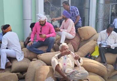 ଜିଲ୍ଲାପାଳଙ୍କ କାର୍ଯ୍ୟାଳୟ ସମ୍ମୁଖରେ ଧାନ ଢାଳିଲେ ଚାଷୀ