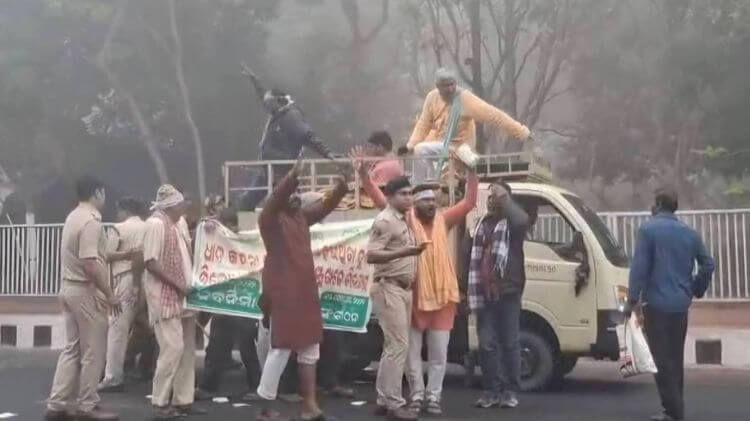 ଧାନବସ୍ତା ଧରି ବିଧାନସଭା ଭିତରକୁ ପ୍ରବେଶ କରିବାକୁ ଉଦ୍ୟମ, ୨୫ କୃଷକ କର୍ମୀ ଗିରଫ