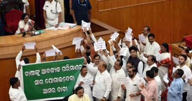 ବିଧାନସଭାରେ ଚାଷୀ ଝଡ଼: ଟେବୁଲ ଉପରେ ଧାନ ଢାଳି ବିରୋଧୀଙ୍କ ହଟଗୋଳ