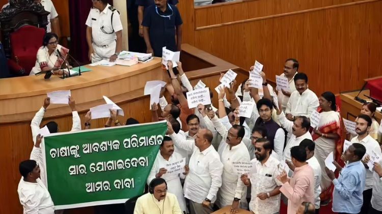 ବିଧାନସଭାରେ ଚାଷୀ ଝଡ଼: ଟେବୁଲ ଉପରେ ଧାନ ଢାଳି ବିରୋଧୀଙ୍କ ହଟଗୋଳ